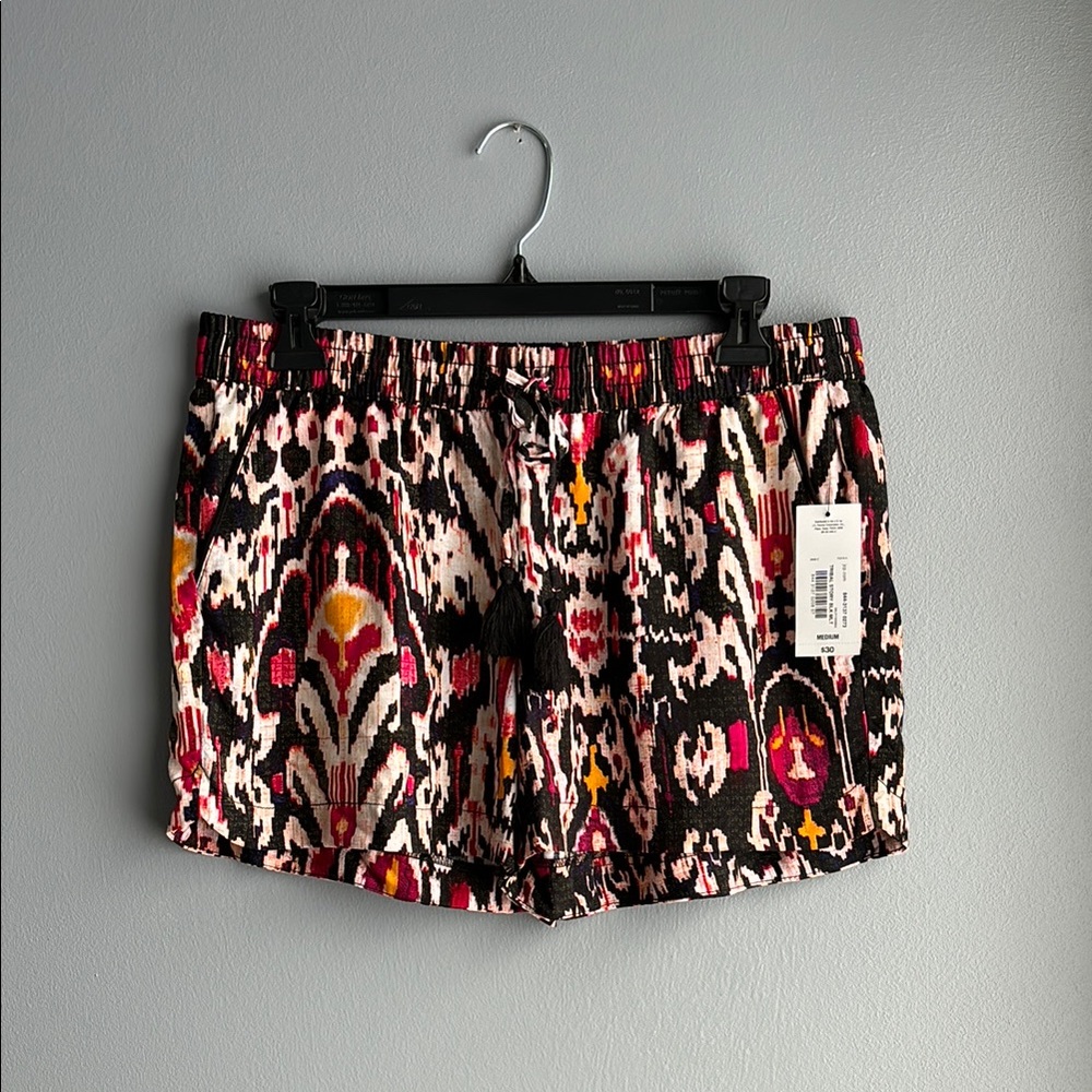 Misses a.n.a Medium Black and Fuchsia Patterned Shorts